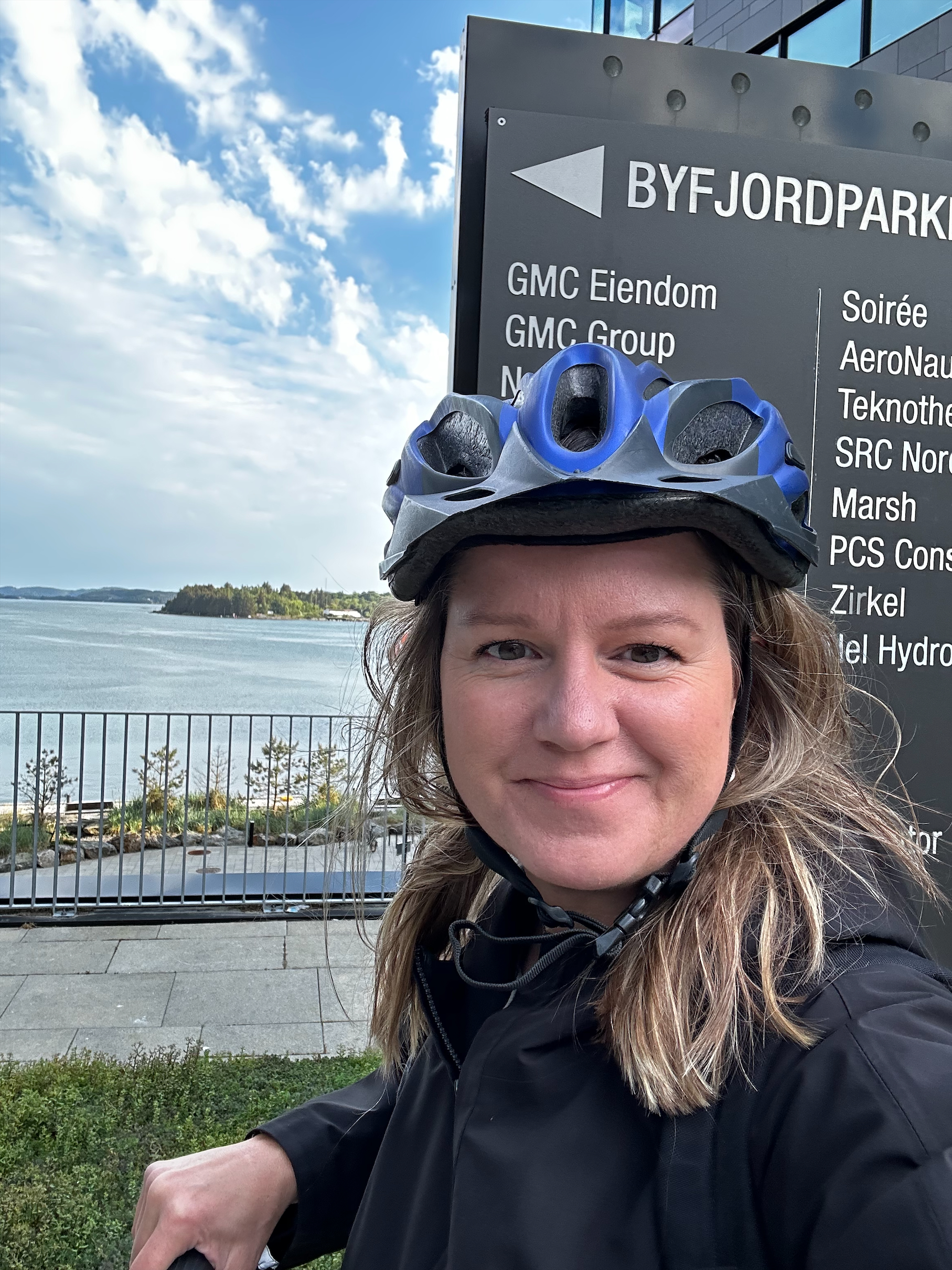 dame med sykkelhjelm og fjorden i bakgrunnen